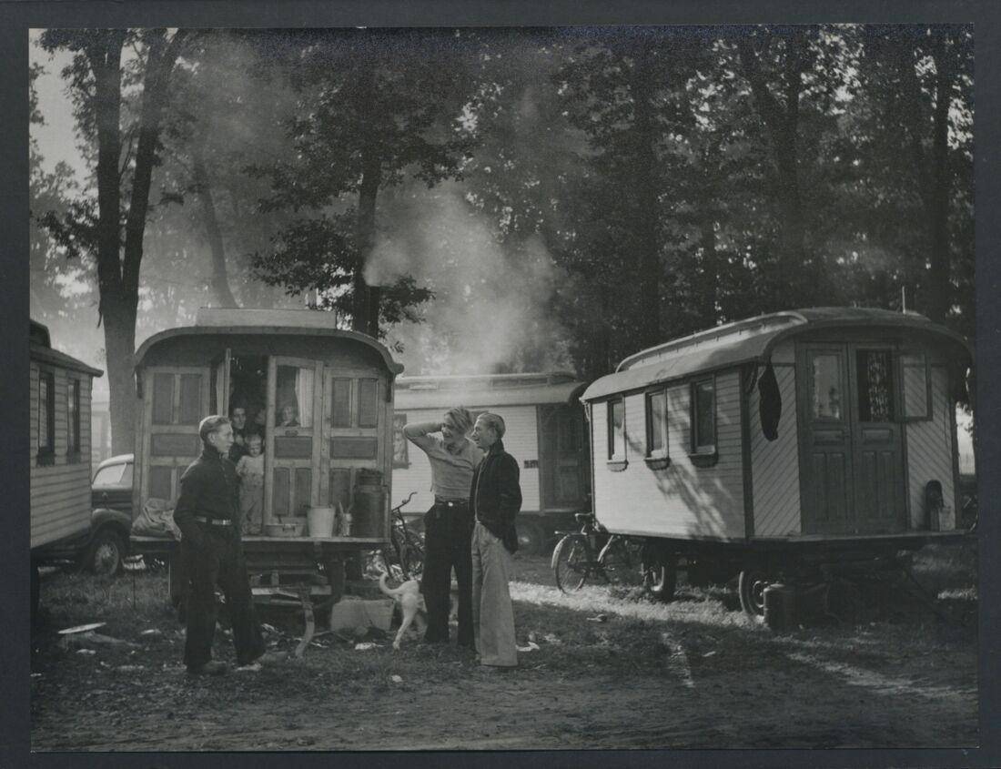 Reizigers op de Brink in Zuidlaren, 1950/1951, foto: Jos Lange, Groninger Archieven