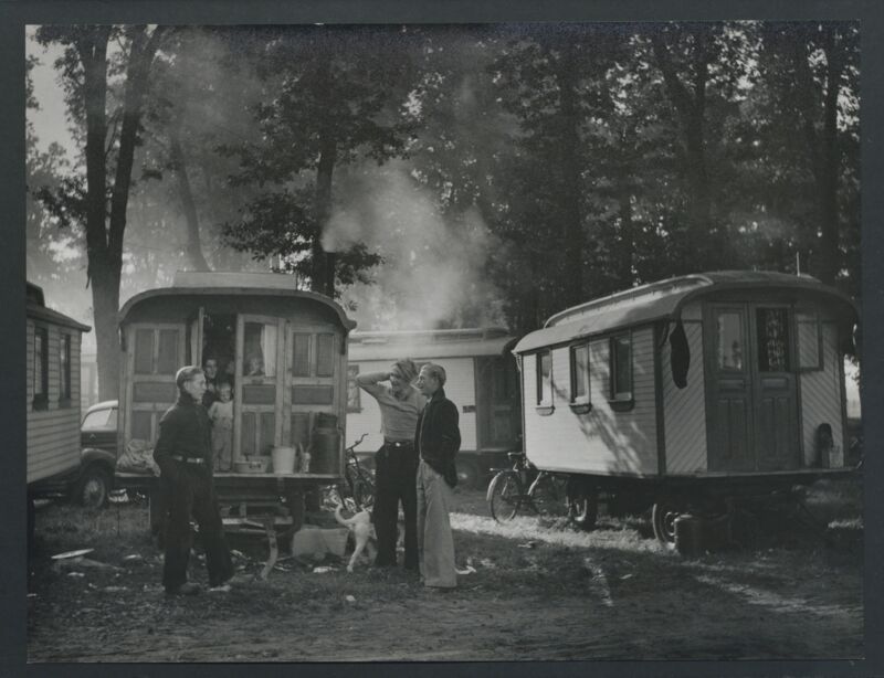 Reizigers op de Brink in Zuidlaren, 1950/1951, foto: Jos Lange, Groninger Archieven