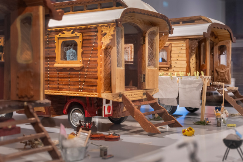 Woonwagens op schaal in de tentoonstelling Volk van de ventweg, foto: Sake Elzinga