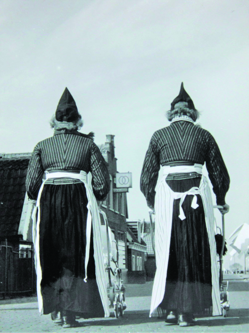 Volendam,  twee Volen­dammer  vrouwen, 1955  © K. Scherer