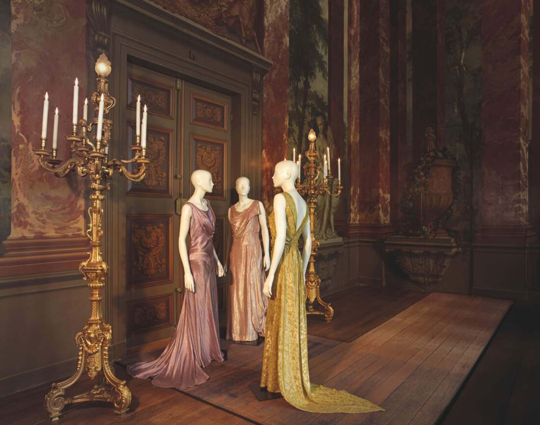 Drie avondjaponnen gedragen door verschillende hofdames, ca. 1930-1937, collectie Kunstmuseum Den Haag. Foto: Alice de Groot/ Adriaan van Dam, gefotografeerd op Paleis Het Loo