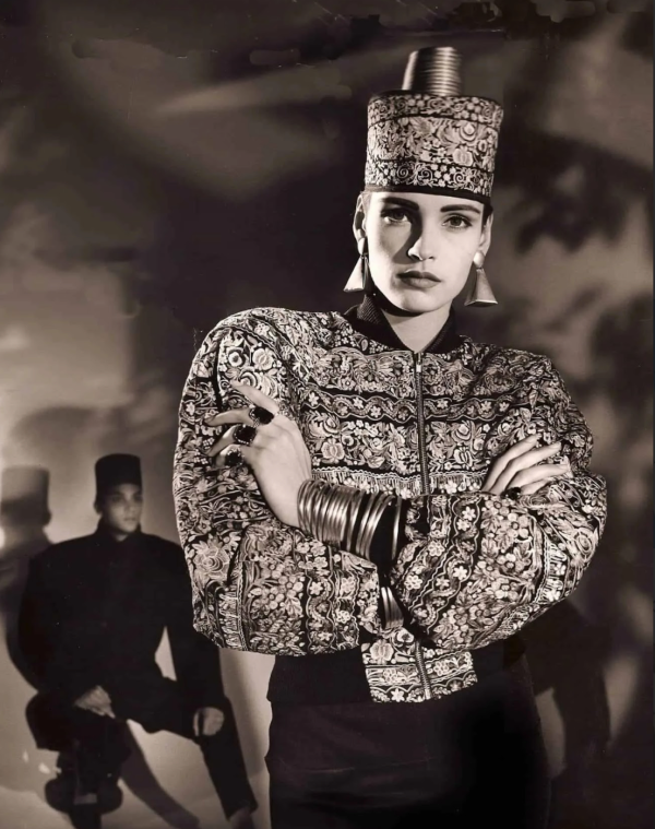 ANTIEK - handgeborduurde Indiaanse band voor een blouson / foto Charles van Hoorick / model Famke Janssen met Vinoodh Matadin op de achtergrond / 1986