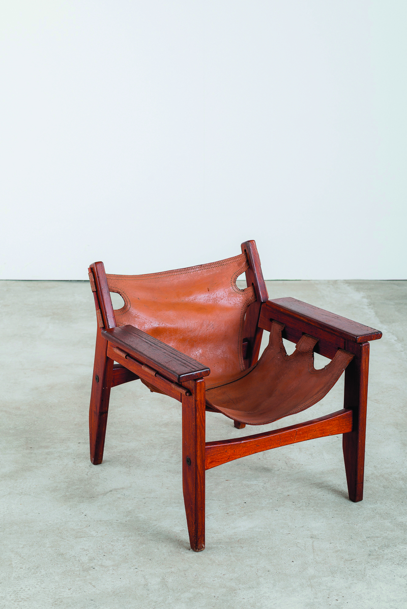 Galeria Bessa Pereira: Sergio Ro­drigues (Rio de Janeiro, 1927–2014), Kilin-stoel, jaren ‘70. Massief hout en leer, 68 x 68 x 68 cm