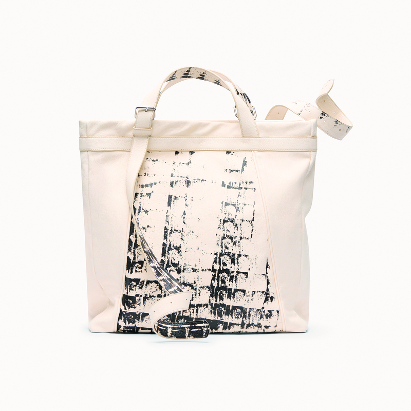 NOVA Large ‘Study I’ Masterpiece Collection. Prijs op aanvraag. Dineke van Oosten speelt met perfectie en imperfectie, orde en toeval, en waar herhaling langzaam verandert in ritme